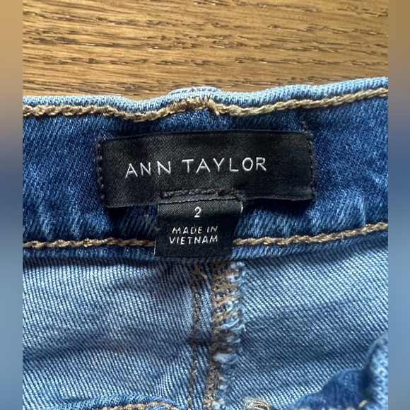 High Rise Patch Pocket Flare Jeans in Bright Medium Stone Wash - Size 2 - Picture 4 of 4